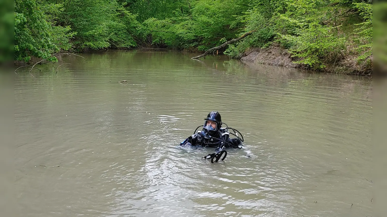 Mit Tauchern suchte die Polizei in einem Weiher am Fundort der Leiche nach einer Waffe. (Foto: Katrin Merklein)