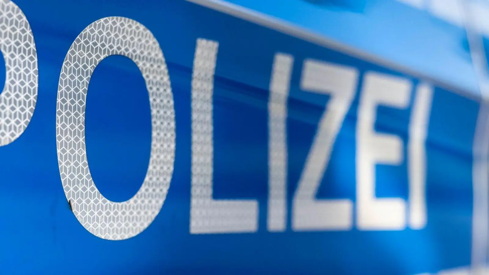 Die Polizei hofft auf Zeugen, denen eine Person oder ein Fahrzeug aufgefallen ist.  (Symbolbild: David Inderlied/dpa)