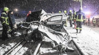 Ein Intercity erfasste bei Stephanskirchen ein auf das Gleis gerutschtes Auto. (Foto: Josef Reisner/dpa)