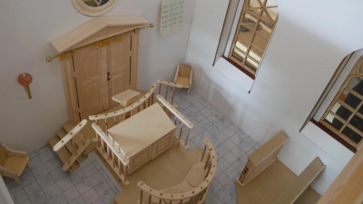 Ein Blick ins Innere der Weigenheimer Synagoge – den Thoraschrein kann man sogar öffnen. Sogar winzige Ringe für den Vorhang hängen schon an der Stange. (Foto: Ulli Ganter)