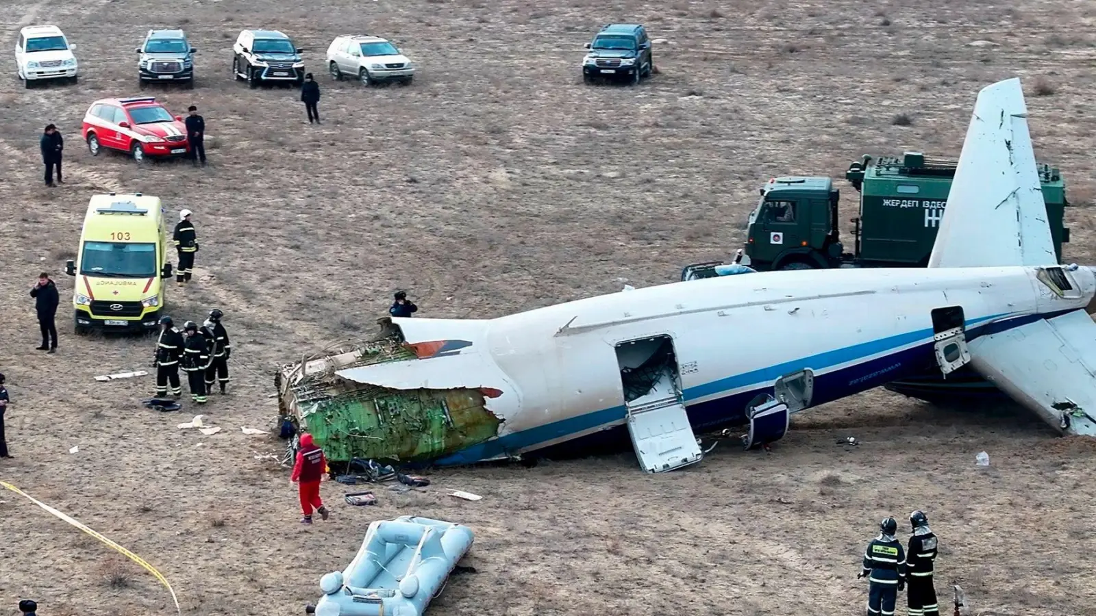 Das Wrack der Embraer 190. (Foto: Azamat Sarsenbayev/AP/dpa)