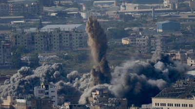 Fast täglich greift Israels Armee südlich von Beirut an, wo die Hisbollah stark vertreten ist. (Foto: Hussein Malla/AP/dpa/dpa)