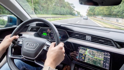 In modernen Fahrzeugen wird vieles per Touchscreen gesteuert. (Foto: Zacharie Scheurer/dpa-tmn)