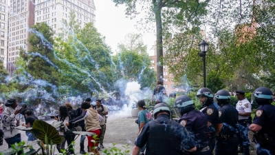 Eine Rauchbombe soll die Menschenmenge auf dem Platz zerstreuen. (Foto: Mary Altaffer/AP)