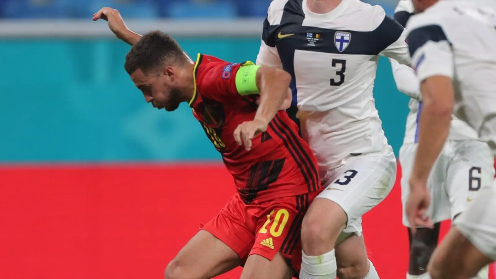 Der Belgier Eden Hazard (l) feierte gegen Finnland sein Startelf-Comeback. (Foto: Igor Russak/dpa)