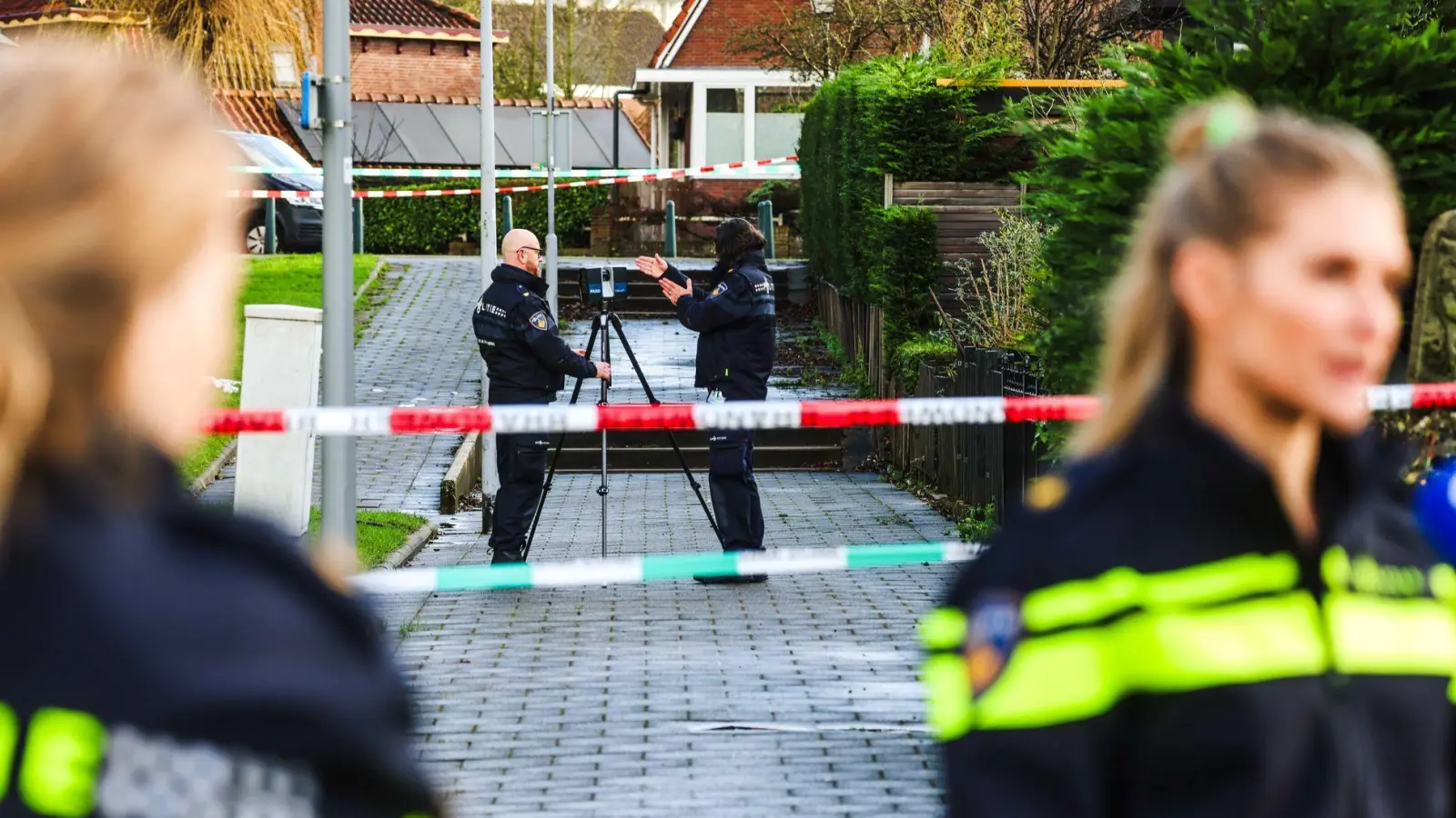 Nach einer Großfahndung hat die Polizei in Rotterdam einen 24-Jährigen gefasst, der drei Männer ohne erkennbaren Grund erschossen haben soll. (Foto: JEFFREY GROENEWEG/ANP/dpa)