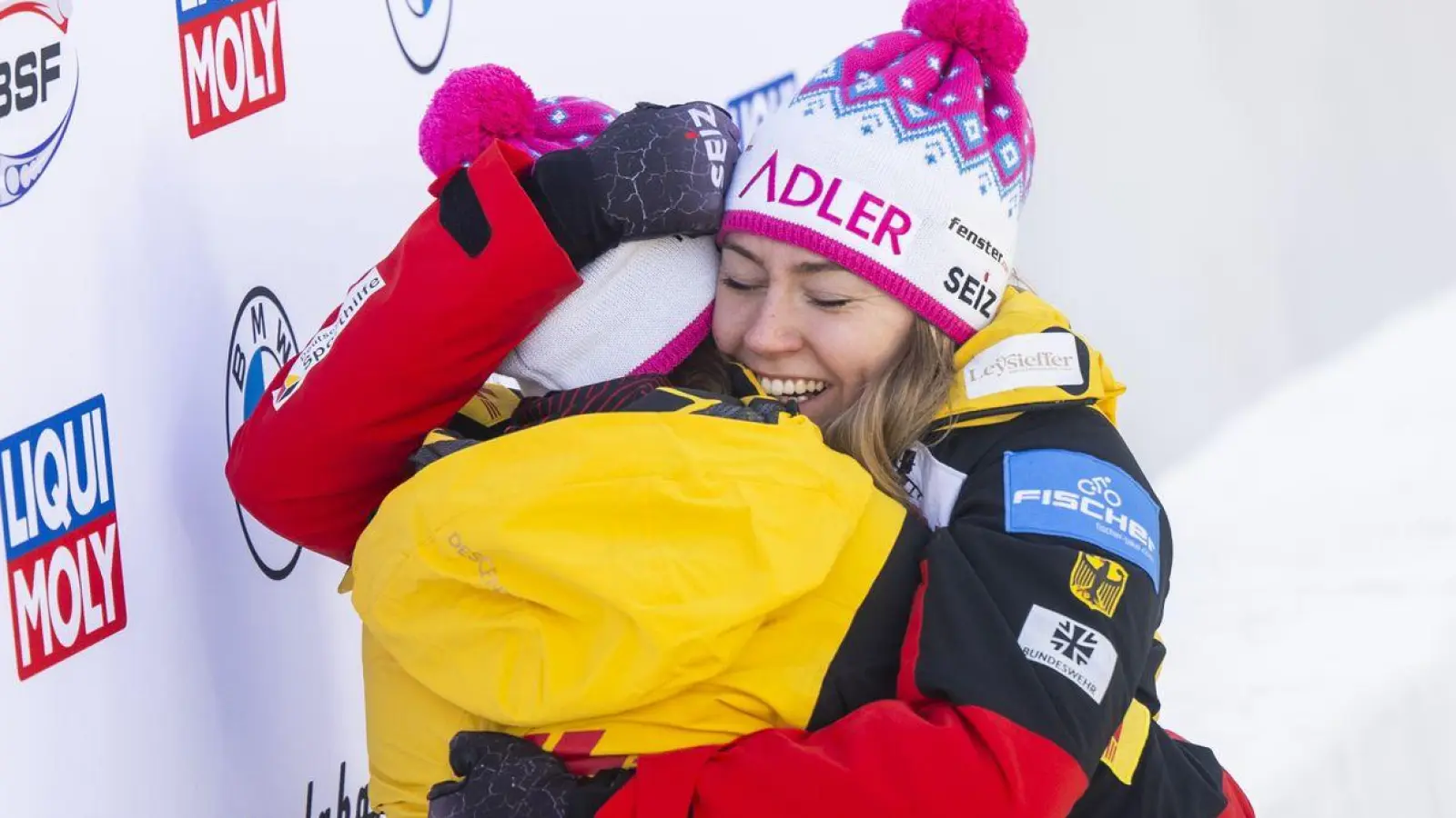 Laura Nolte und Anschieberin Neele Schuten jubeln in St. Moritz. (Foto: Mayk Wendt/KEYSTONE/dpa)