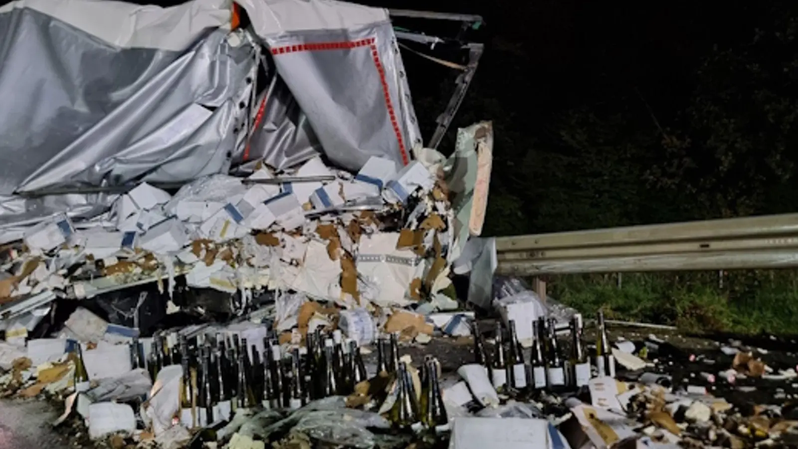 Ein mit Wein beladener Lastwagen ist bei einem Unfall auf der A3 umgekippt. (Foto: -/Kreisbrandinspektion Aschaffenburg/dpa)