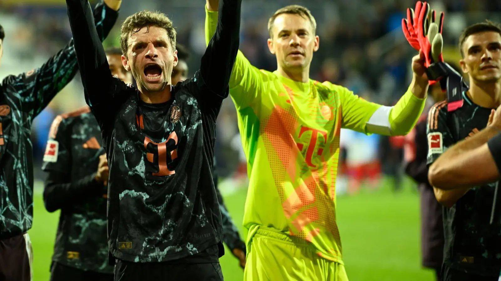 Torhüter Manuel Neuer feiert mit seinen Kollegen den 6:1-Sieg in Kiel. (Foto: Gregor Fischer/dpa)