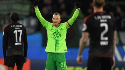 Jubel über den ersten Heimsieg: Wolfsburgs Kapitän Maximilian Arnold nach dem 1:0 gegen Union Berlin. (Foto: Swen Pförtner/dpa)