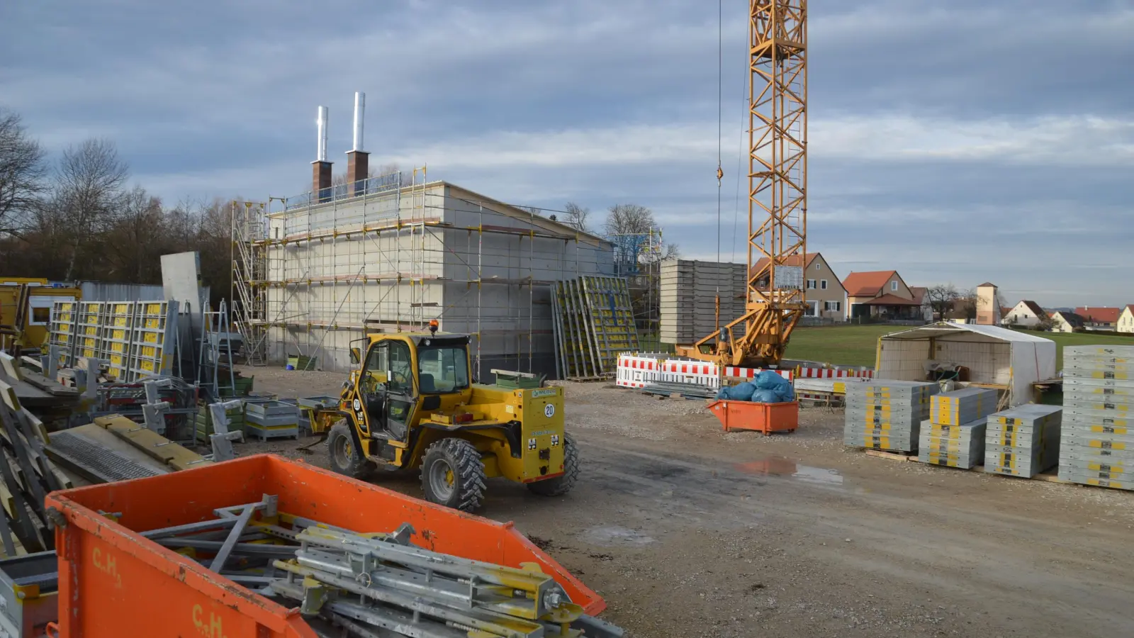 Die Genossenschaft hat ihr Ziel für den Jahreswechsel erreicht: der Rohbau des Heizgebäudes ist fertig und das Dach geschlossen. (Foto: Peter Tippl)