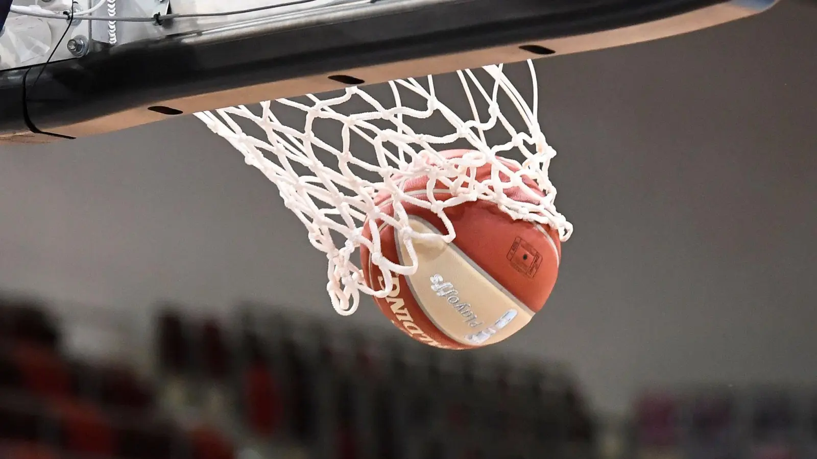 Ein Basketball landet im Korb. (Foto: Thomas Kienzle/dpa/Symbolbild)