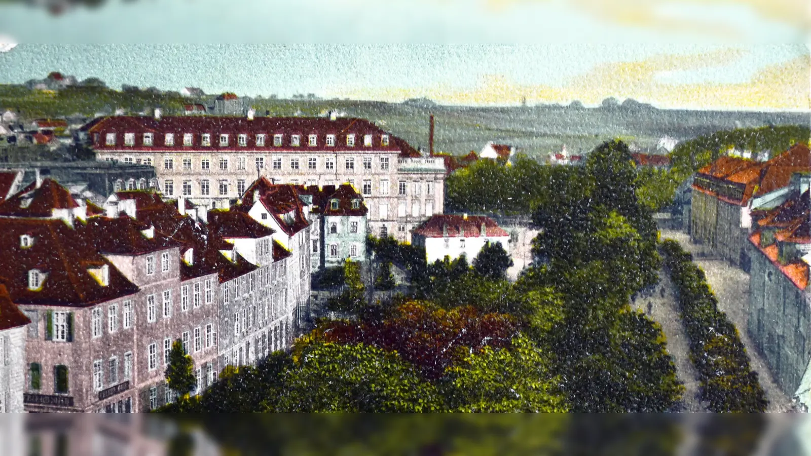 Anwohner der Promenade möchten der Straßenreinigungspflicht dort nicht mehr nachkommen und haben gemeinsam einen Antrag auf Befreiung gestellt. Diese historische Postkarte zeigt die dicht bewachsene Promenade mit Blick aufs Schloss. (Repro: Jim Albright/Sammlung Breitschwert)