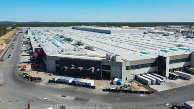 Die Tesla Gigafactory Berlin Brandenburg. Zum Ärger von Tesla-Chef Elon Musk ist sein Unternehmen aus einem Aktienranking für nachhaltige Investments geflogen. (Foto: Patrick Pleul/dpa)