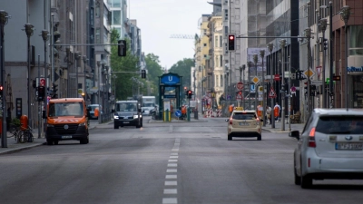 Autos fahren auf der Friedrichstraße. Seit dem 1. Juli ist das rund 500 Meter lange Teilstück der Friedrichstraße wieder für den Autoverkehr freigegeben. (Foto: Christophe Gateau/dpa)