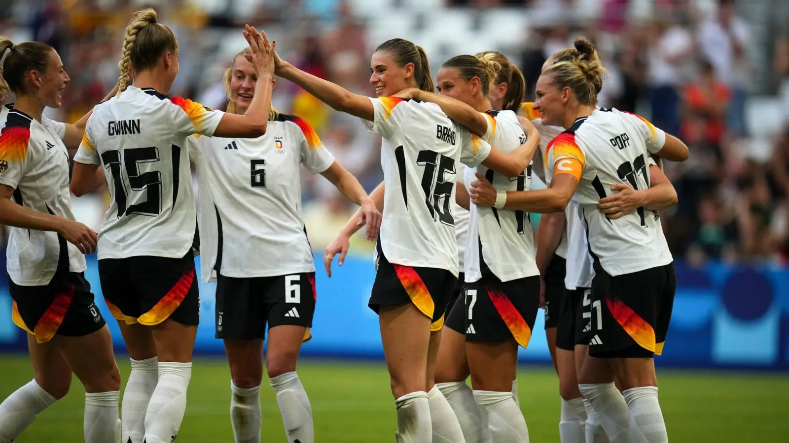 Nach Hegering Kopfball: Torjubel im DFB-Team. (Foto: Daniel Cole/AP/dpa)