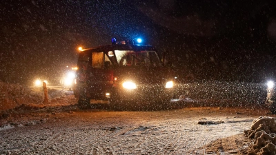 Kurz nach dem Wintereinbruch verunfallten in der Region witterungsbedingt zahlreiche Fahrzeuge. Vielerorts mussten Einsatzkräfte anrücken. (Symbolbild: Tizian Gerbing)