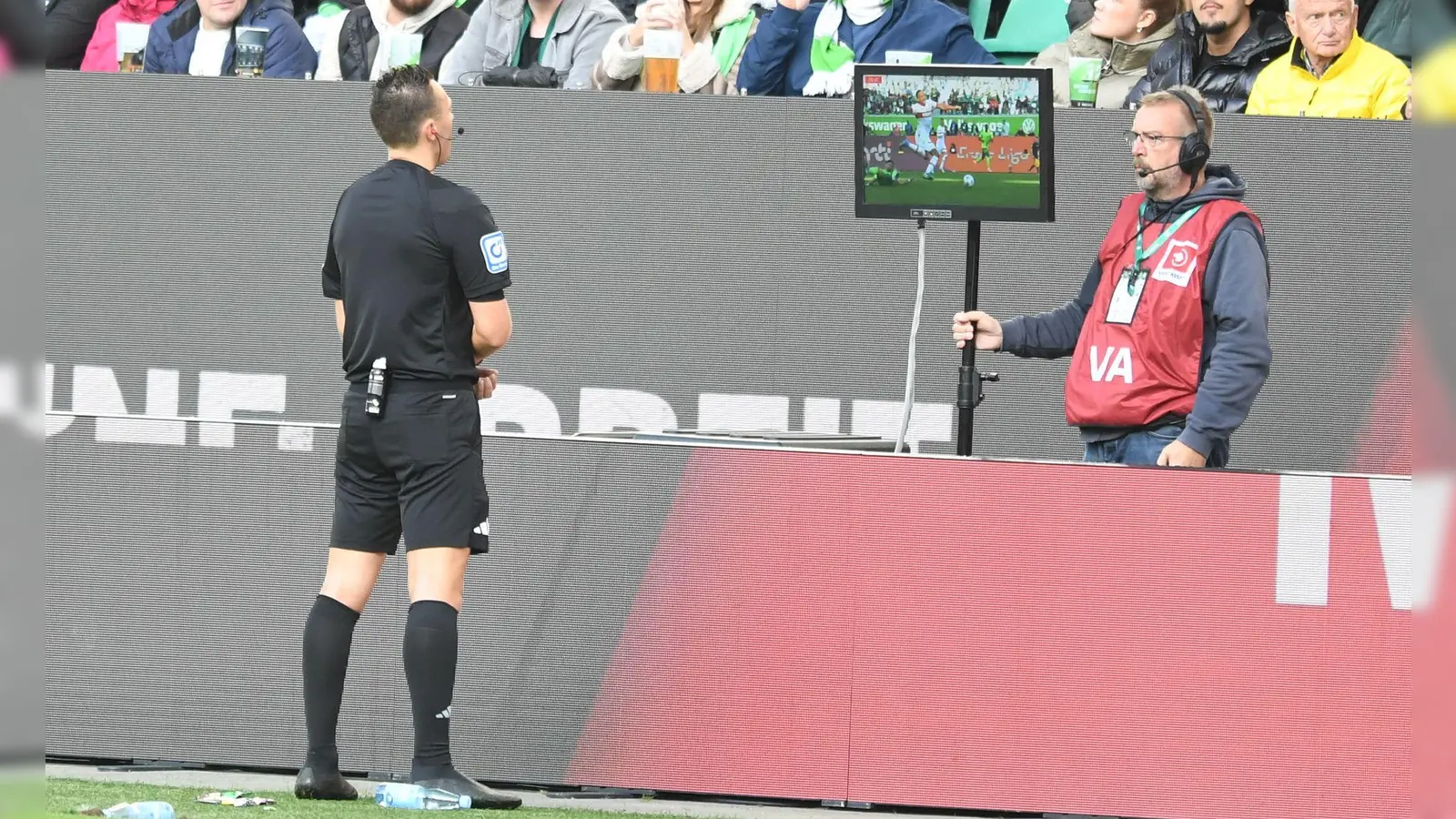 Schiedsrichter Sven Jablonski überprüft die Rote Karte gegen Stuttgarts Atakan Karazor. (Foto: Swen Pförtner/dpa)