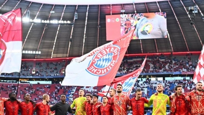 Münchens Spieler bedanken sich bei den Fans nach der Partie. (Foto: Tom Weller/dpa)