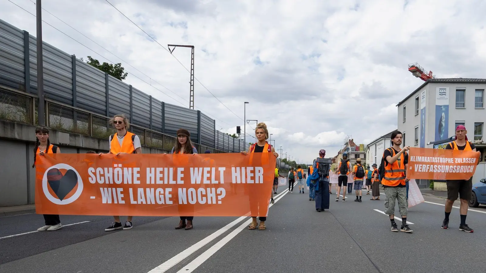 Die Aktivisten der Klimabewegung Letzte Generation blockierten die Bundesstraße B19. (Foto: Heiko Becker/HMB Media/dpa)