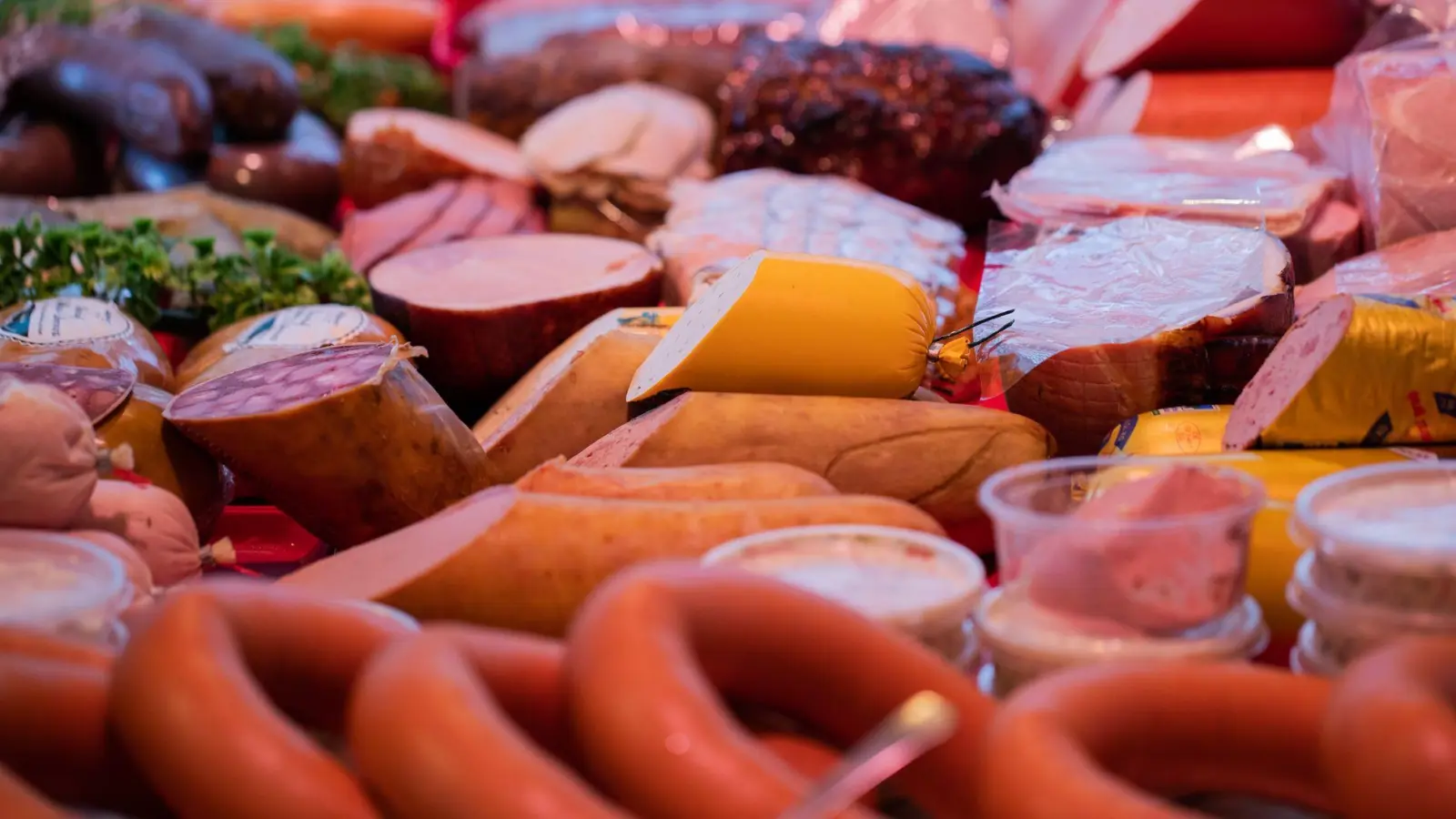 Der Freistaat warnt vor Listerien in Wurst- und Fleischprodukten einer Metzgerei. (Symbolbild) (Foto: Rolf Vennenbernd/dpa)