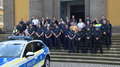 Das Team der Ansbacher Polizeidienststelle versammelte sich auf den Stufen der Ludwigskirche, um an den Mannheimer Kollegen zu erinnern. (Foto: Florian Schwab)
