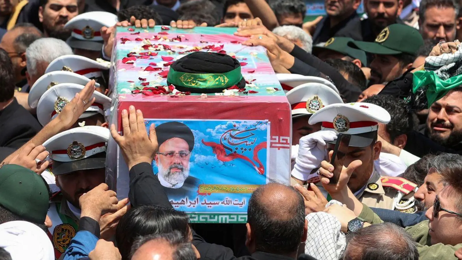 Der tödlich verunglückte iranische Präsident Ebrahim Raisi wurde in seiner Heimatstadt Maschhad beigesetzt. (Foto: Uncredited/Iranian Presidency Office/AP/dpa)