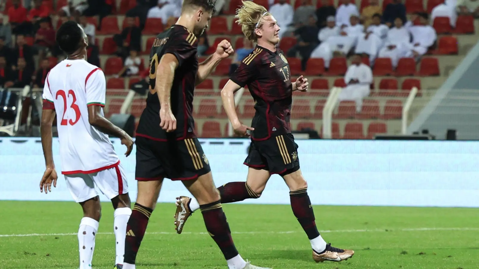 Niclas Füllkrug (M) schoss das einzige Tor der DFB-Elf beim 1:0 im Oman. (Foto: Christian Charisius/dpa)