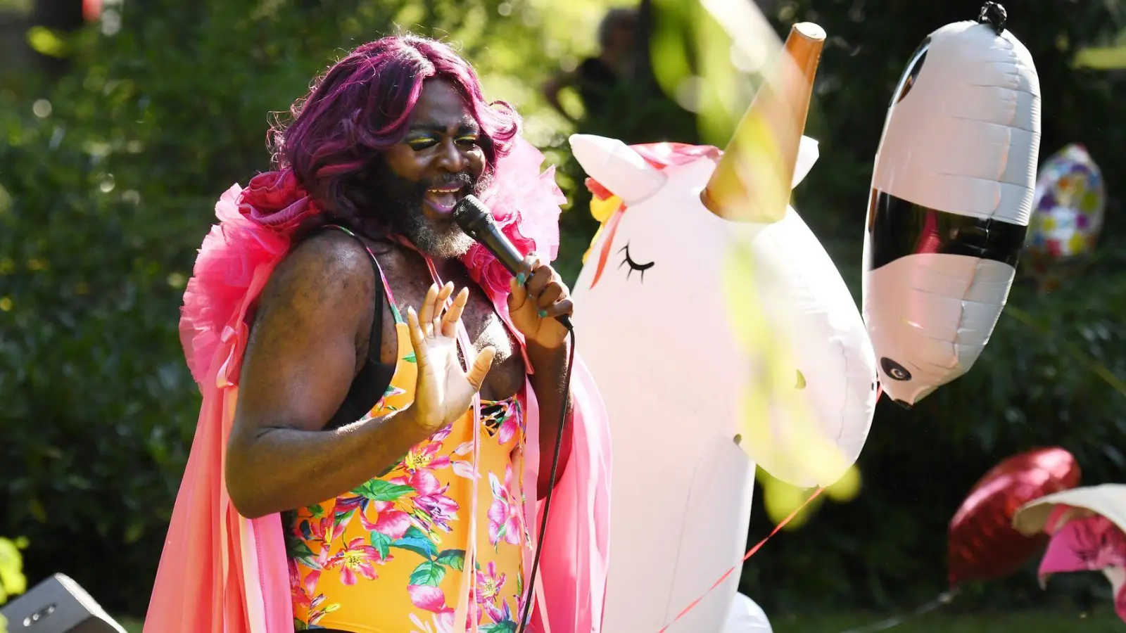 Travestiekünstler Le Gateau Chocolat in der Pause im Festspielpark. (Archiv) (Foto: Tobias Hase/dpa)