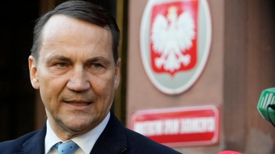 Polens Außenminister Radoslaw Sikorski möchte gerne bei der Präsidentschaftswahl im Mai antreten. Dafür muss er sich einer Vorwahl in seiner Partei stellen. (Archivbild) (Foto: Czarek Sokolowski/AP/dpa)