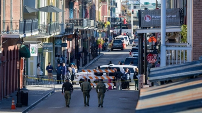 An Neujahr suchten Ermittler den ganzen Tag über den Tatort und die Umgebung nach Hinweisen ab. (Foto: Chris Granger/The Times-Picayune/The New Orleans Advocate/AP/dpa)