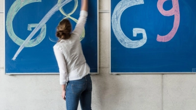 Die Umstellung auf G9 an Gymnasien heißt eine Jahrgangsstufe mehr. Laut Lehrerverband fehlt es dafür an Lehrkräften. (Foto: Armin Weigel/dpa)