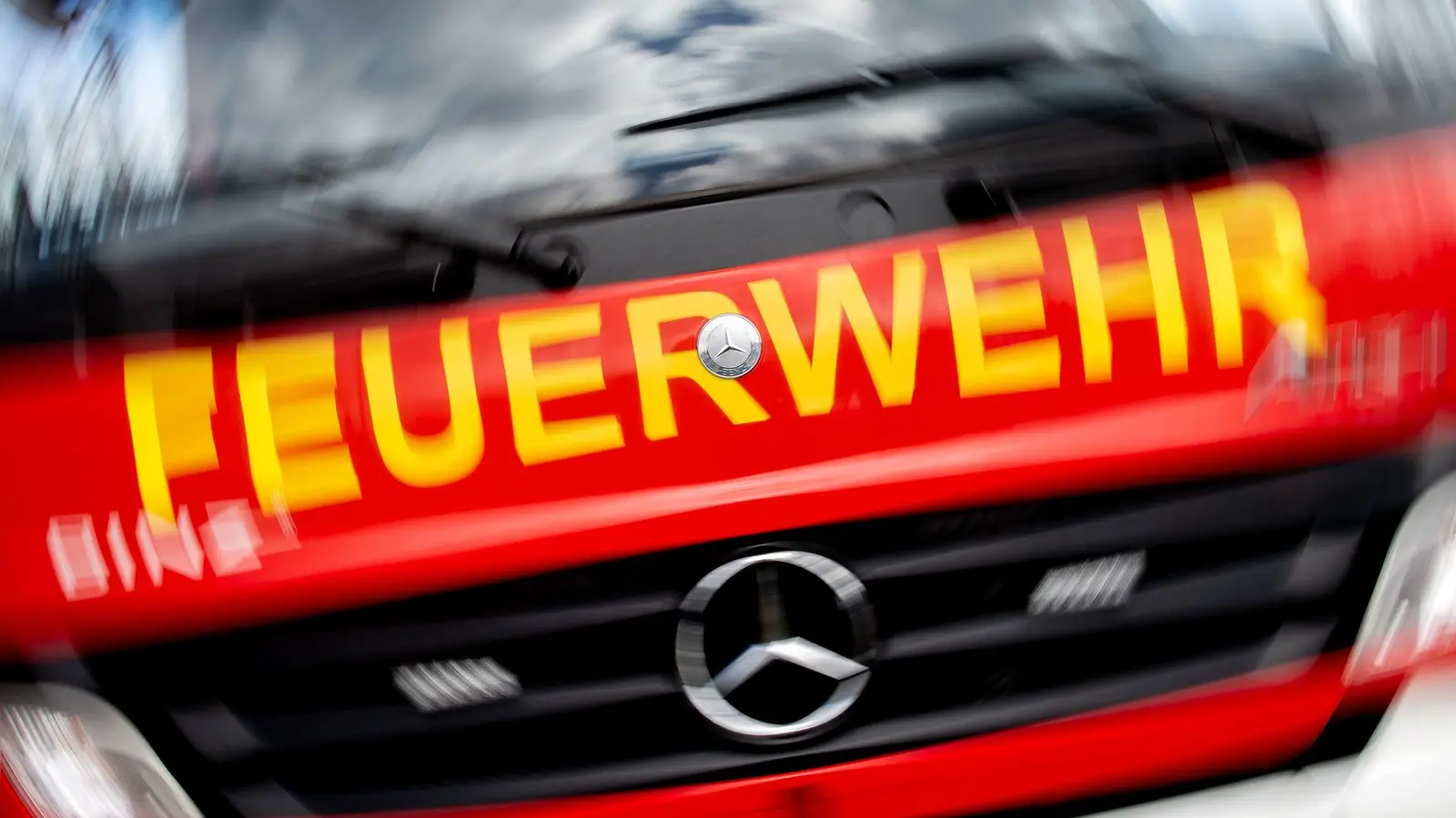 Für mehrere Stunden löschen die Feuerwehrkräfte den Brand. (Symbolbild) (Foto: Hauke-Christian Dittrich/dpa)