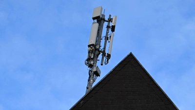 Ein Mobilfunk-Mast mit Antennen im Funkstandard 5G (quadratisch) und 4G (länglich) ist auf dem Dach eines Wohnhauses montiert. (Foto: Wolf von Dewitz/dpa)