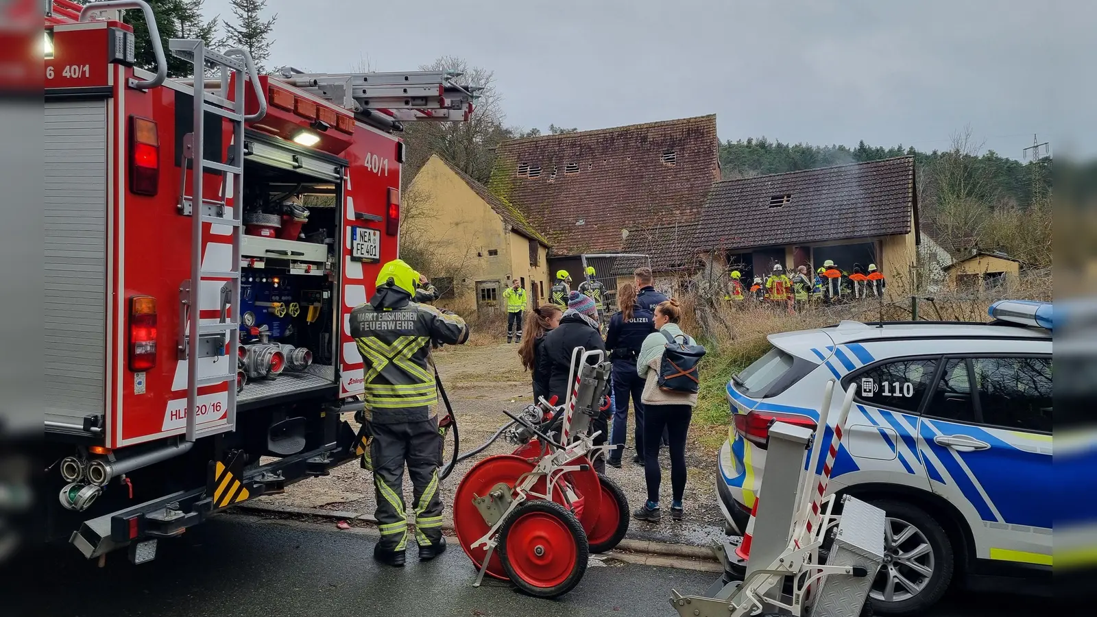 Großes Feuerwehraufgebot wegen einer brennenden Tonne: Das passierte am Sonntag in Altschauerberg. (Foto: Rainer Weiskirchen)