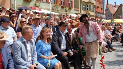 Ministerpräsident Dr. Markus Söder kommt nach Rothenburg, wo die Reichsstadt-Festtage beginnen. Es ist nicht das erste Historienfest in der Region, das es er in diesem Jahr besucht. Im Juli war er in Dinkelsbühl bei der Kinderzeche dabei gewesen. (Foto: Markus Weinzierl)