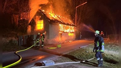 Eine Scheune in Markt Taschendorf brannte am frühen Sonntag lichterloh. (Foto: Feuerwehr Markt Taschendorf)