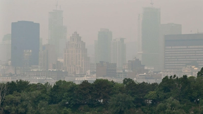 Smog über der Skyline von Montreal. Aufgrund von Waldbränden ist die Luftqualität in der Metropole derzeit besonders schlecht. (Foto: Graham Hughes/The Canadian Press/AP/dpa)