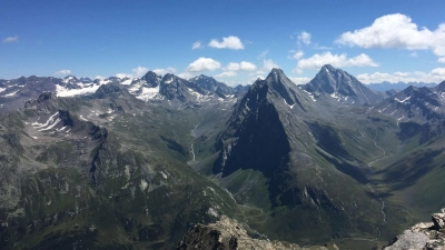 Blick auf die Schweizer Alpen. Die Schnee- und Eisschmelze bringt vermehrt vermisste Bergsteiger zum Vorschein. (Foto: Sabine Rumpf/University of Basel/dpa/Symbolbild)