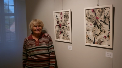 Ingrid Hennig in der Ausstellung im Haus der Geschichte neben ihren abstrakten Arbeiten. (Foto: Roman Kocholl)