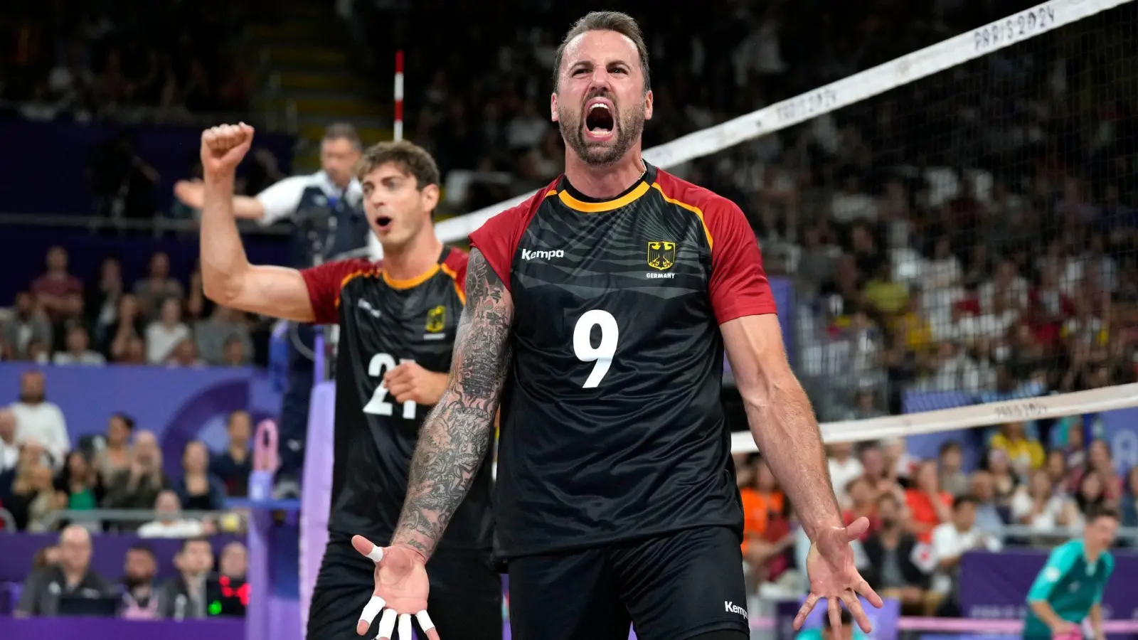 Deutschlands Volleyballer feiern einen wichtigen Sieg zum Olympia-Auftakt. (Foto: Alessandra Tarantino/AP/dpa)