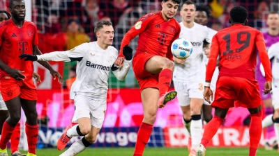 Zurück auf dem Platz: Aleksandar Pavlovic (M) am Ball gegen Leverkusen. (Foto: Tom Weller/dpa)