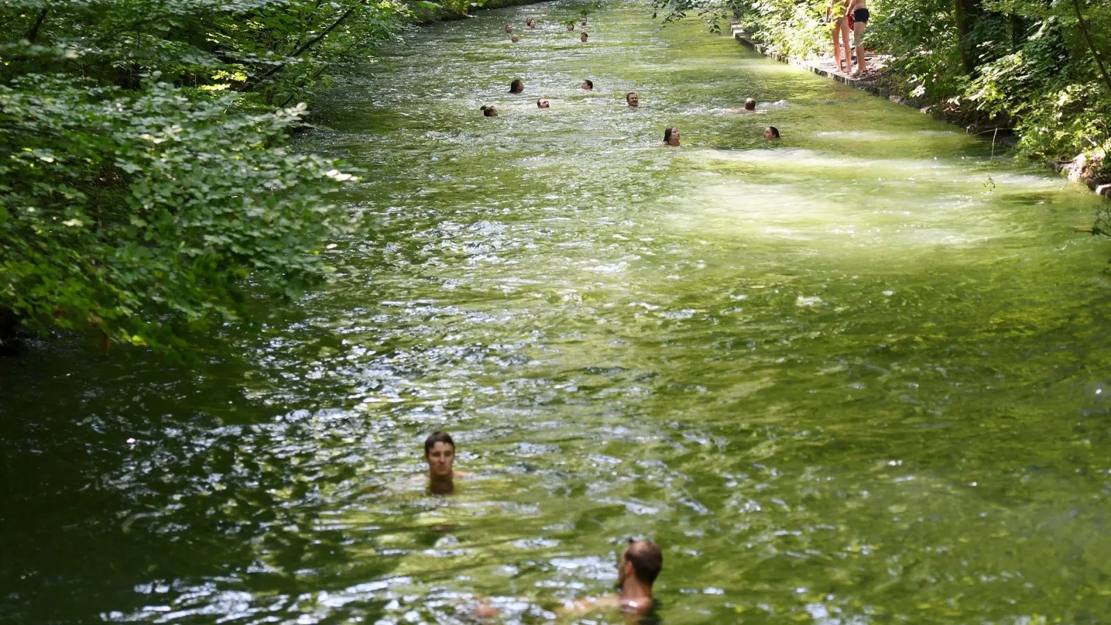 Rund eine Woche nach dem Verschwinden eines Studenten aus Baden-Württemberg wird eine Leiche im Eisbach gefunden. (Symbolbild) (Foto: Angelika Warmuth/dpa)