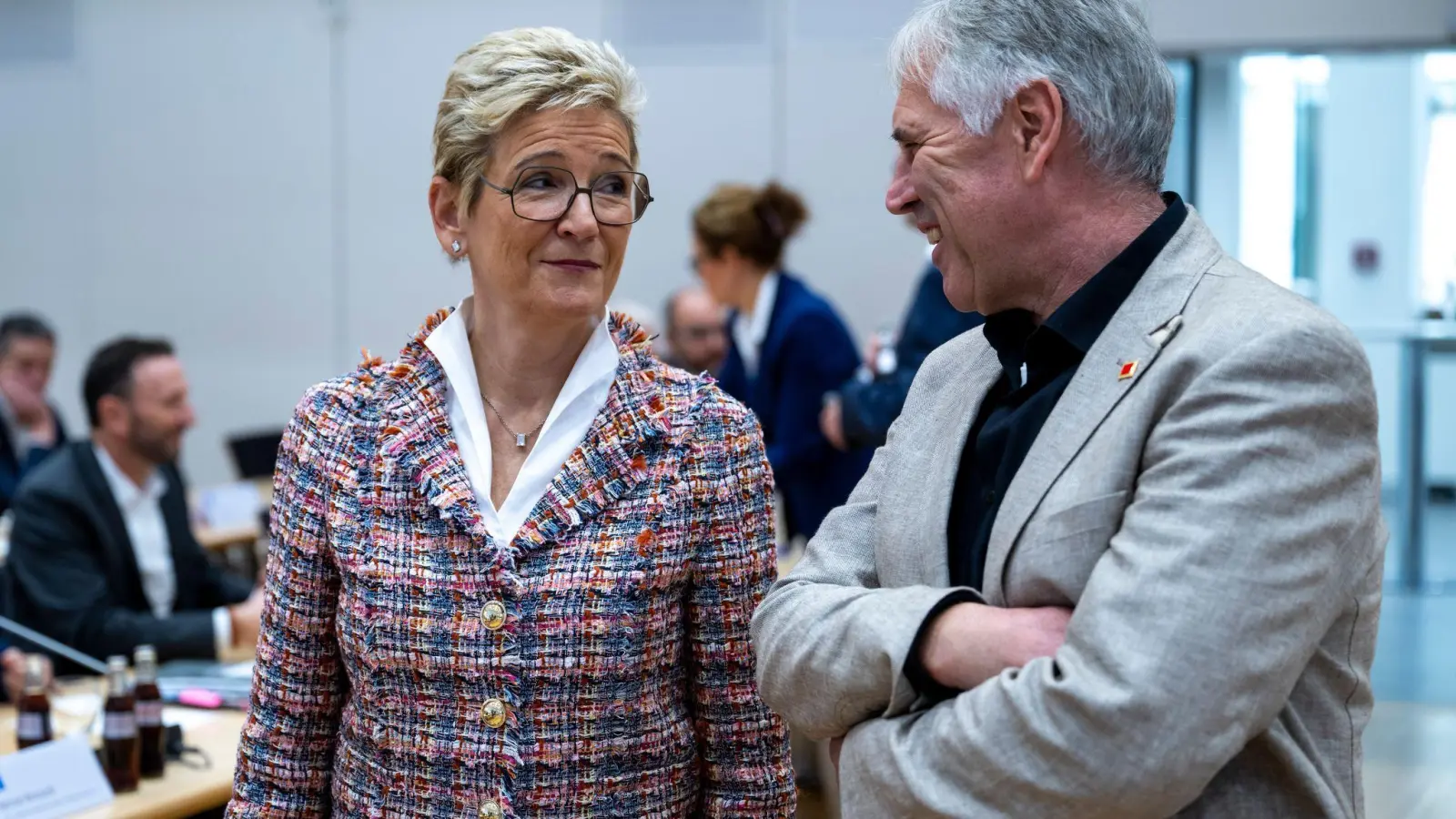 Freundliche Stimmung: Die Verhandlungsführer der bayerischen Metall-Arbeitgeber, Angelique Renkhoff-Mücke, und der IG Metall Bayern, Horst Ott (Foto: Lennart Preiss/dpa)