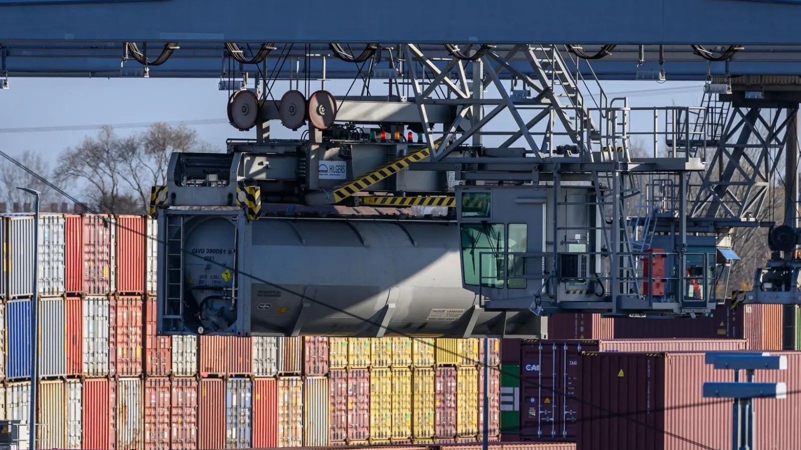 Die Wirtschaftsforscher des IfW zeigen sich in einer aktuellen Prognose pessimistischer für Deutschland. (Symbolbild) (Foto: Hendrik Schmidt/dpa)