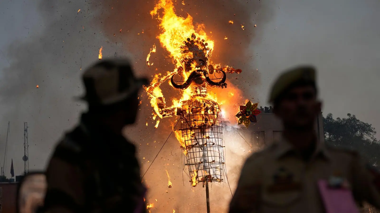 Zum Abschluss des Dussehra-Festes wird ein Bildnis des mythischen Dämonenkönigs Ravana verbrannt. (Foto: Channi Anand/AP/dpa)