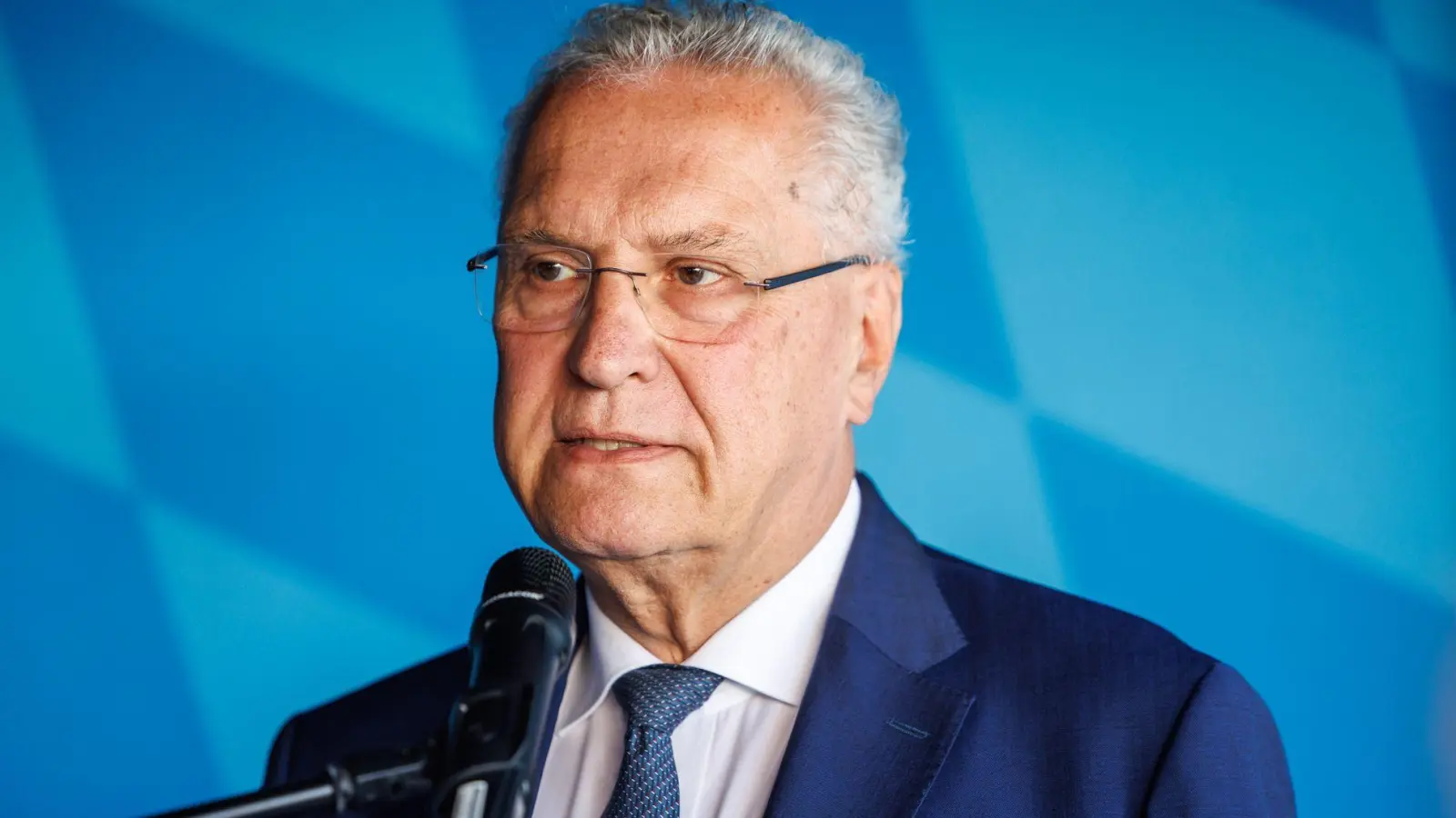 Will DFB und DFL beim Thema Gewalt im Fußball in die Pflicht nehmen: Bayerns Innenminister Joachim Herrmann (CSU). (Foto: Matthias Balk/dpa)