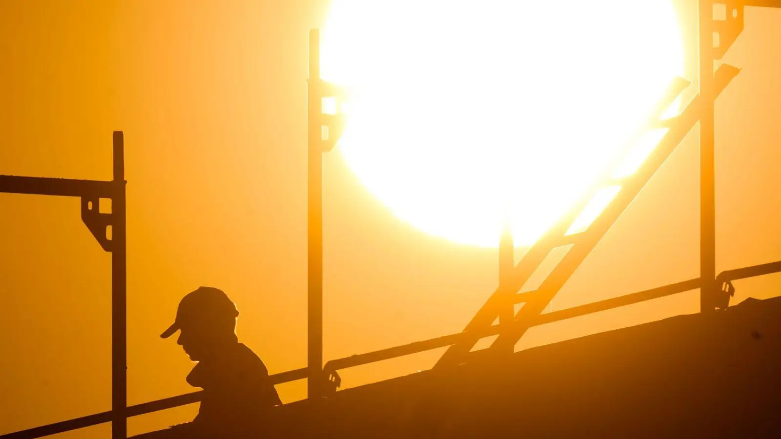 Glühende Hitze kann gerade bei der Arbeit im Freien gesundheitsgefährdend werden. (Foto: Julian Stratenschulte/dpa/dpa-tmn)
