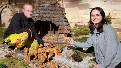 Jochen Schauer und Daniela Übler vom Eventmanagement der Kur-, Kongress- und Touristik GmbH in Bad Windsheim haben die Krippenfiguren an ihre Plätze gestellt. (Foto: Nina Daebel)