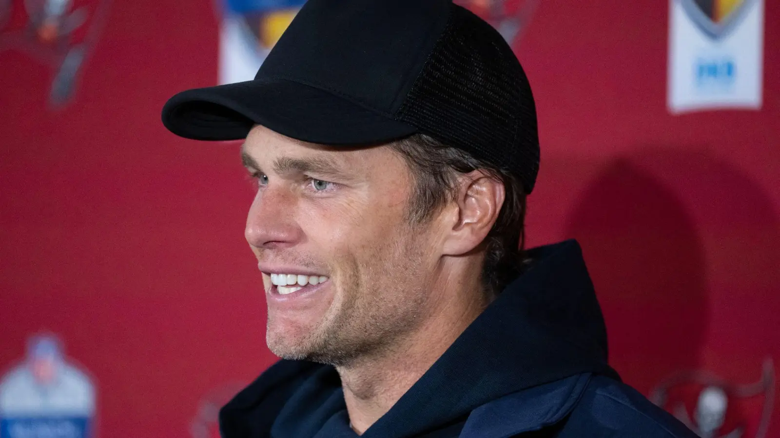 Tom Brady von den Tampa Bay Buccaneers nimmt nach dem Spiel an einer Pressekonferenz teil. (Foto: Sven Hoppe/dpa)